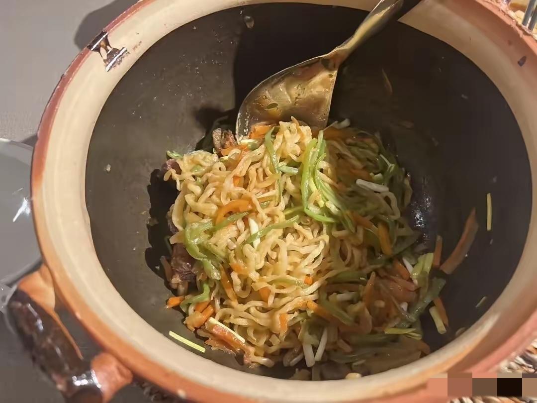 路人甲：价值59块钱一锅的焖面。“重量”很足啊，死沉死沉的。
路人乙：是焖面的量