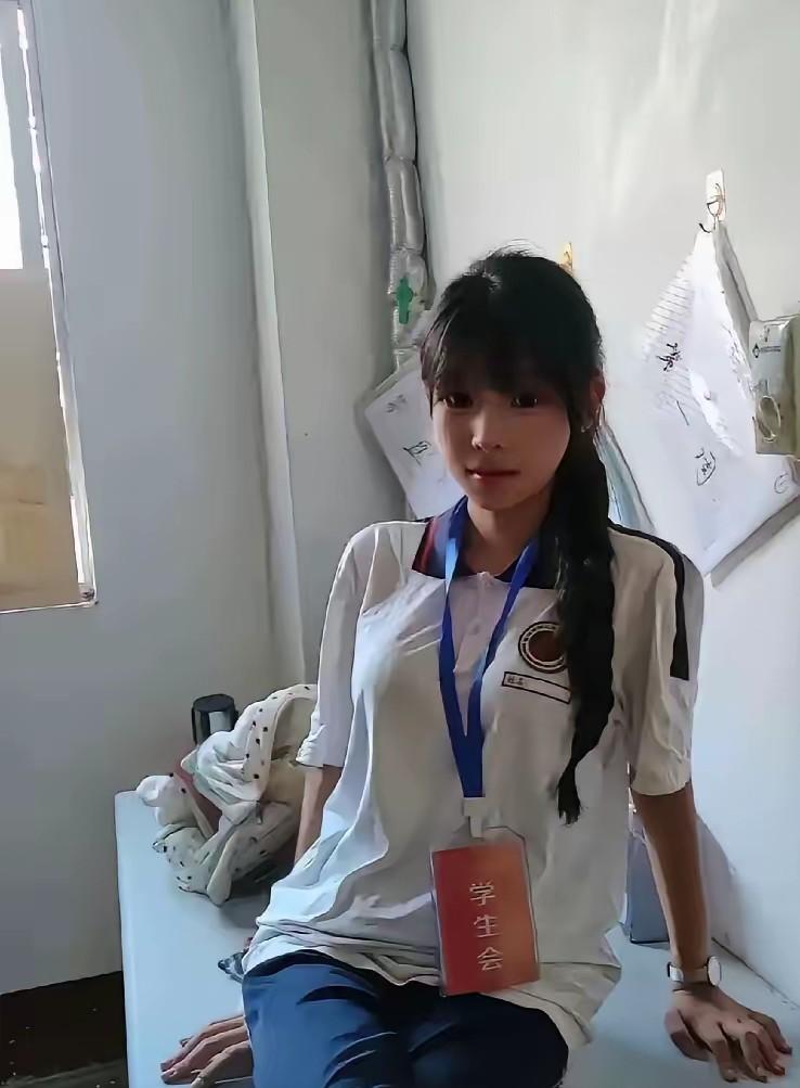 刚上大学就进了学生会，这孩子上进心好强啊！此处掌声必须响起来[比心][比心][比