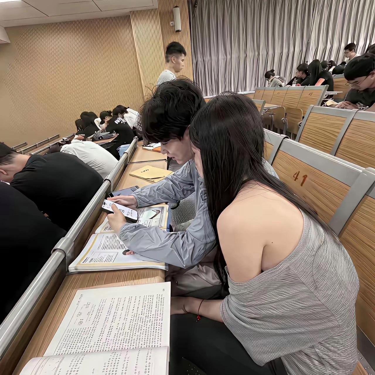 现在部分大学生的生活，真的有点看不懂！
 
拿着父母辛辛苦苦挣来的血汗钱读书，本