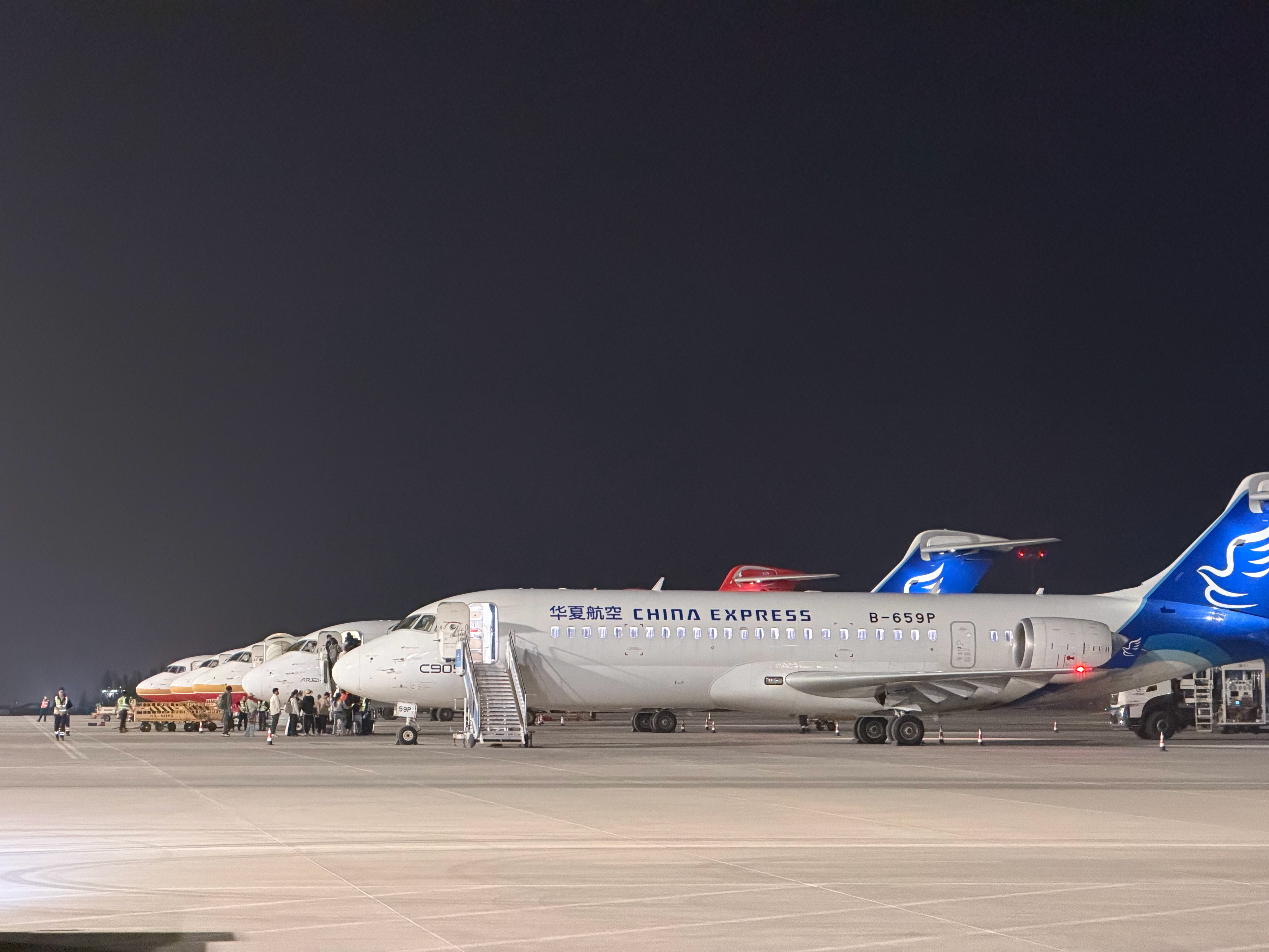早上坐华夏航空的小飞机...有被震撼到。 ​​​