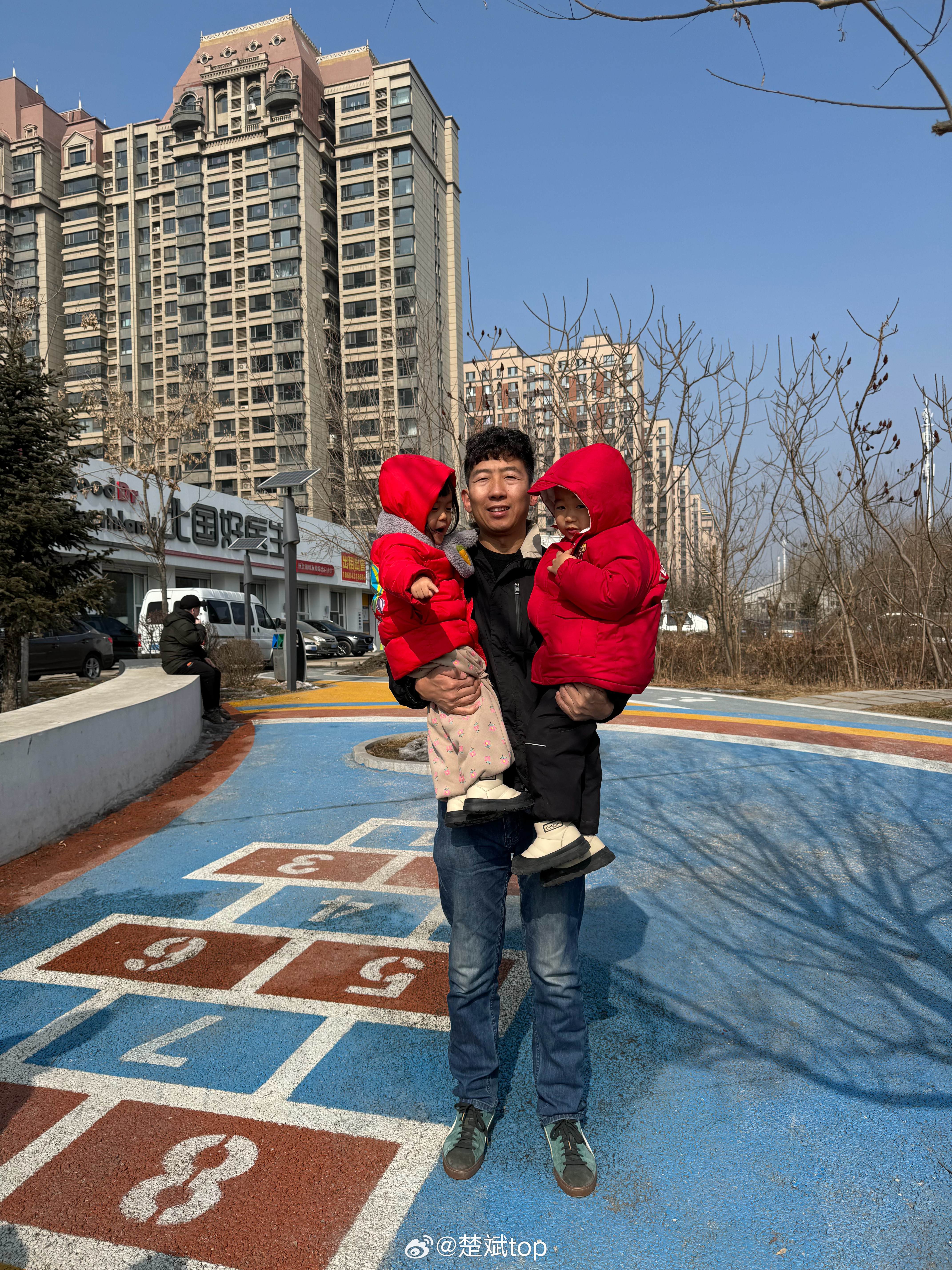 好大儿和他的邻家小妹--想想和安安，我从小抱到大！孩子越来越沉了，我也越来越老了