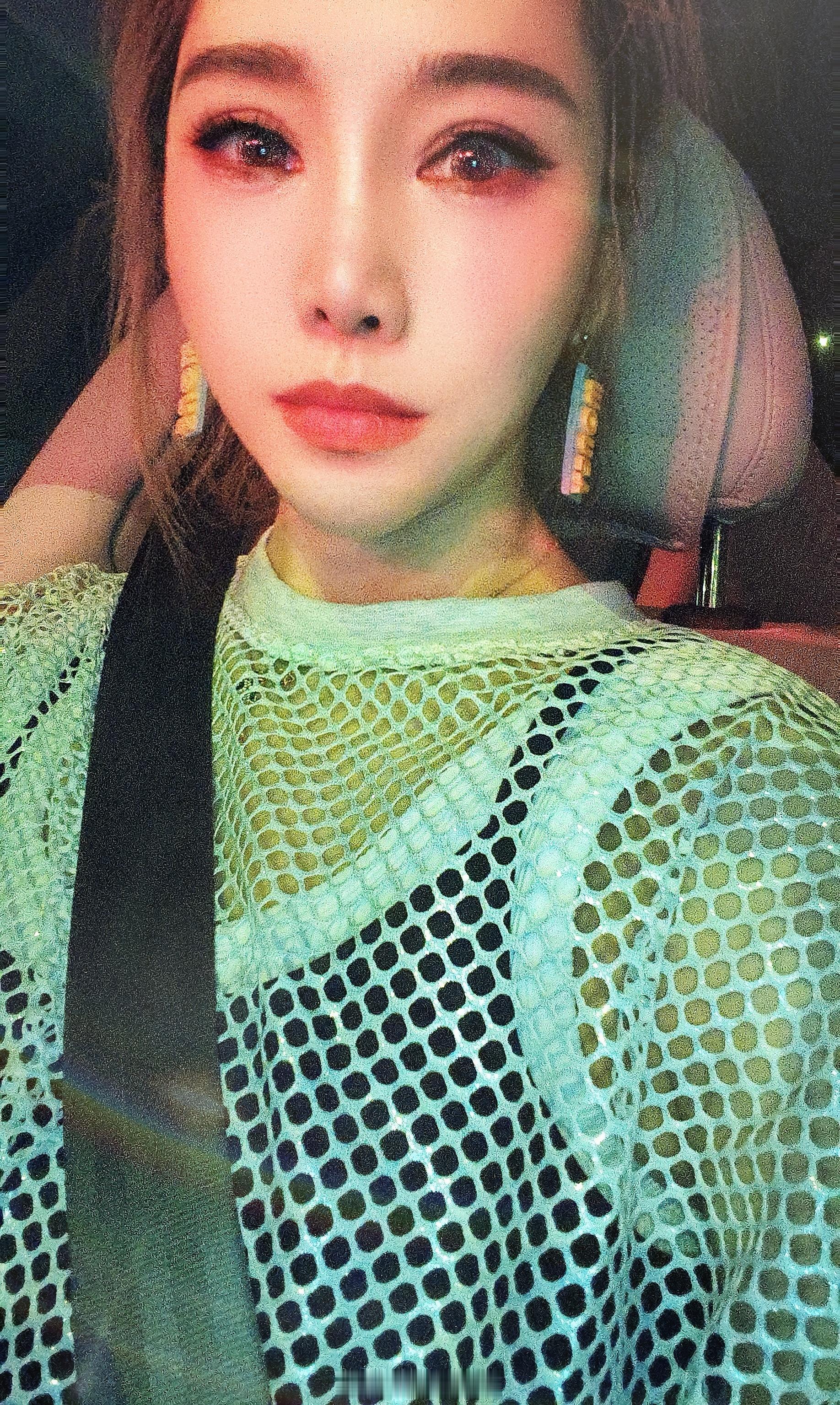 一大早赶去活动的路上。。。朋友圈里大家的节日不是在吃吃喝喝就是在四处旅游，而我一