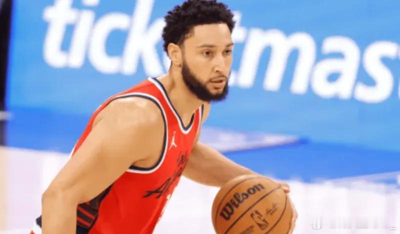 本-西蒙斯近日接受采访表示，他仍然想重返NBA打球，并且不想为了凑数加盟一支球队