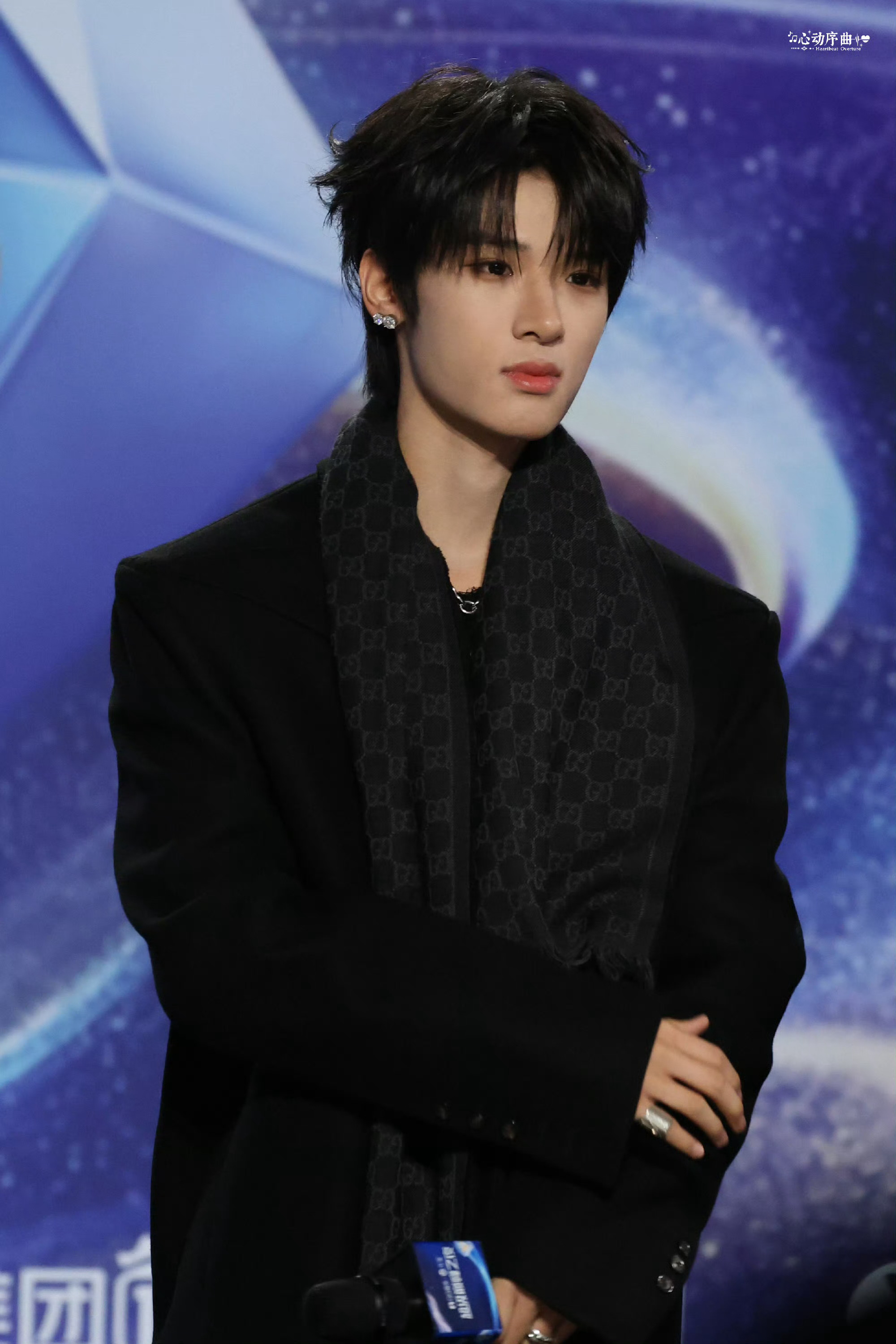 张峻豪巅峰之夜红毯生图 张峻豪QQ音乐超级巅峰之夜红毯大衣围巾look帅气拉满！