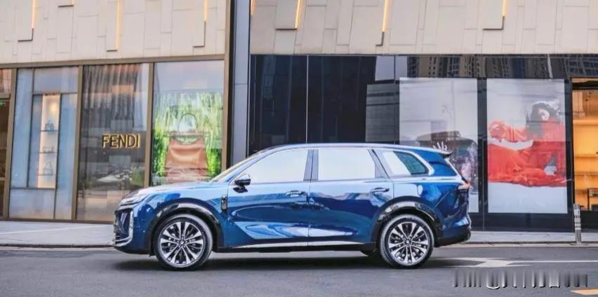 其中AI防窥功能堪称车内隐私守护神器。日常驾车时，主驾收到的微信、短信等隐私消息