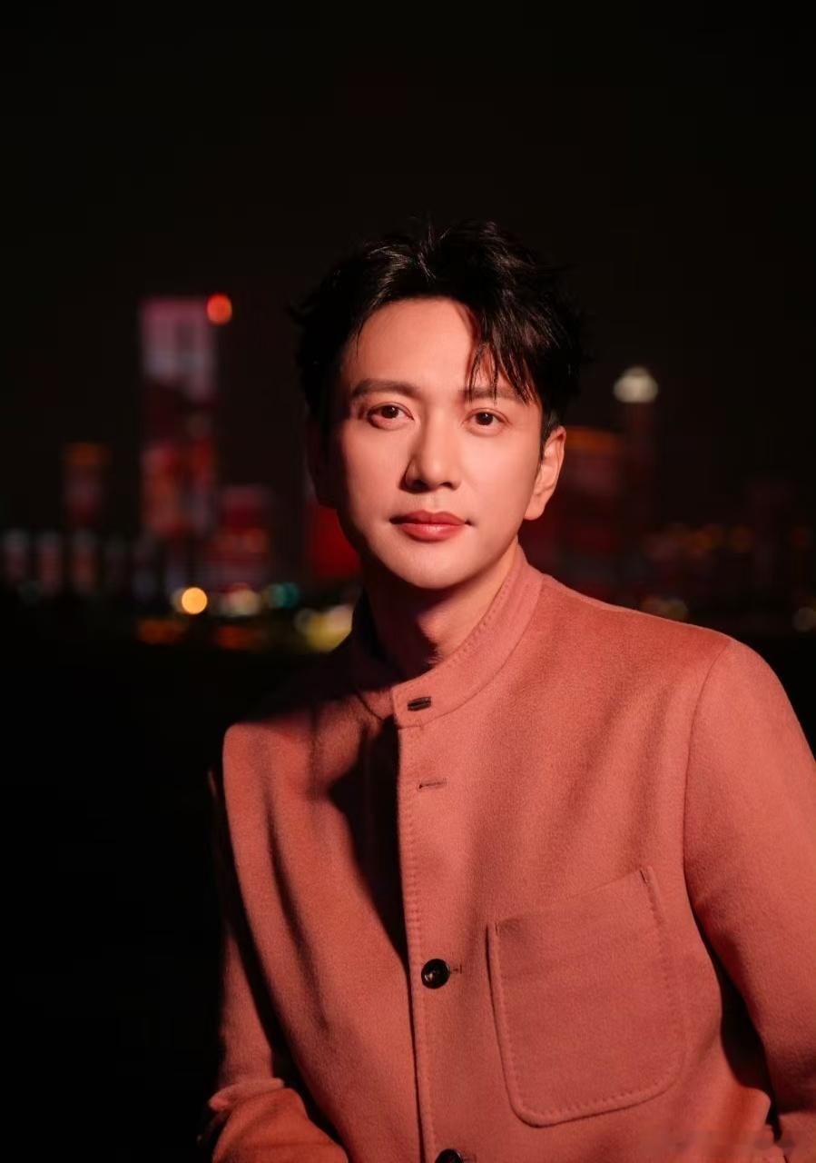 王仁君走到哪里都不ooc 看过他几场公开活动，从容有度，那份端方内敛，和记忆里的