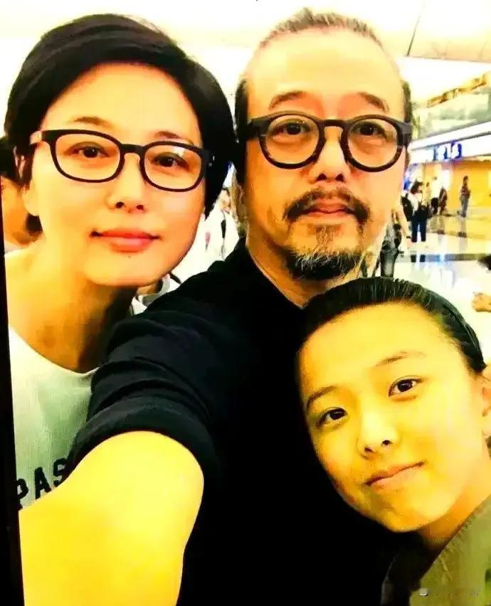 张延的女儿，简直和妈妈是一个模子里刻出来的，尤其是眉眼和脸型，完全就是复刻版，连