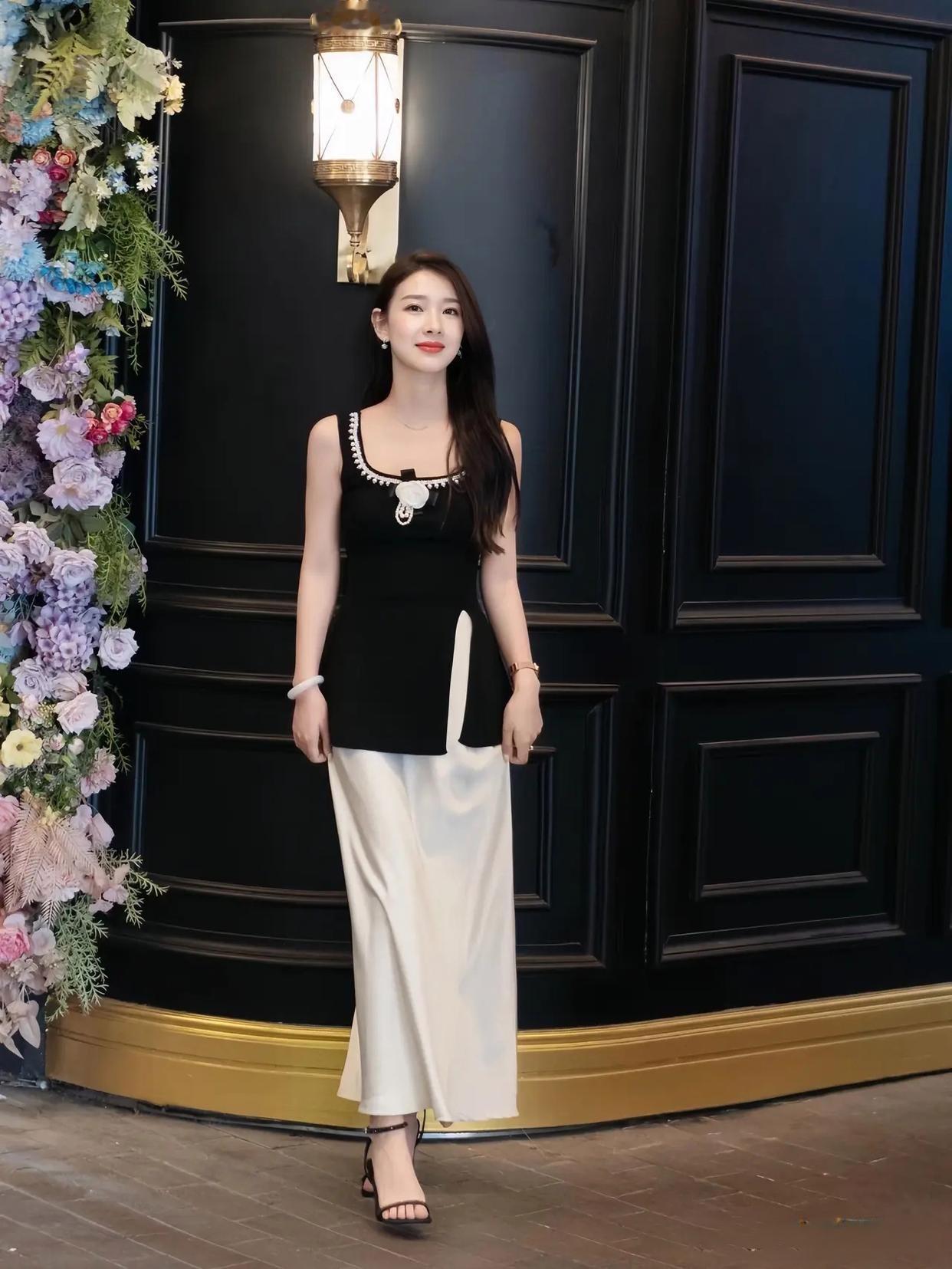 优雅黑裙搭配白色长裤，时尚又迷人！