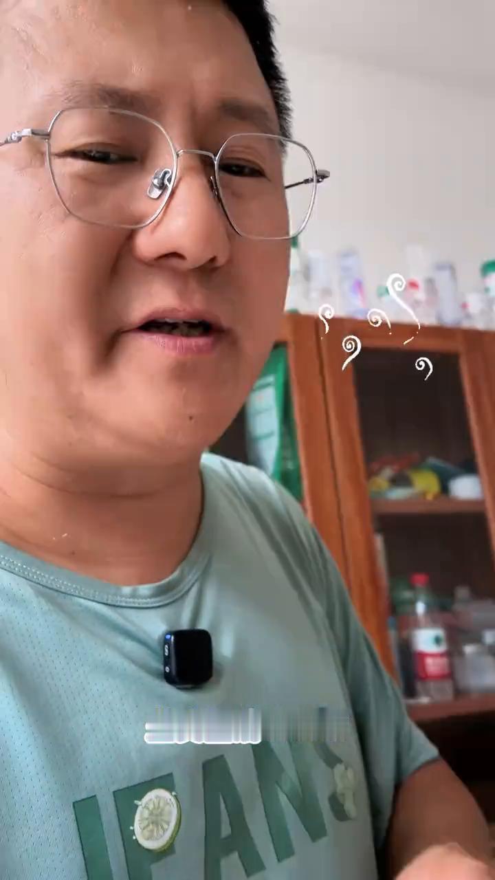 刚坐在马桶上还没脱裤子，王嫂就揪着我的耳朵让我撸猫。那天拍了一个我家猫咪盖臭豆腐