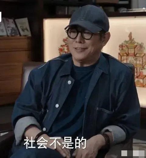 李连杰终于说出了大实话，他说当今的娱乐圈谁红谁就是C位！

如今他淡出娱乐圈，再