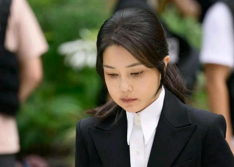 韩国负责调查前总统尹锡悦夫人金建希相关弊案的独立检察组，已向法院提请签发逮捕令。