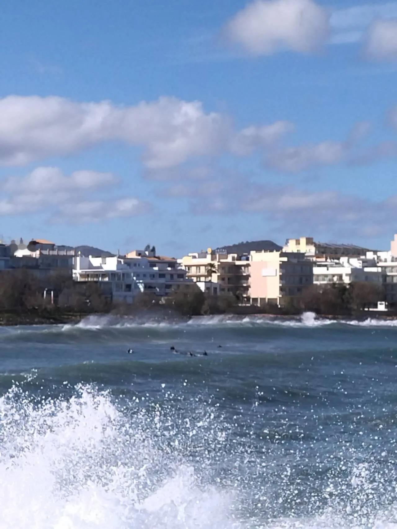 惊涛海浪中，一群人在快乐的冲浪！