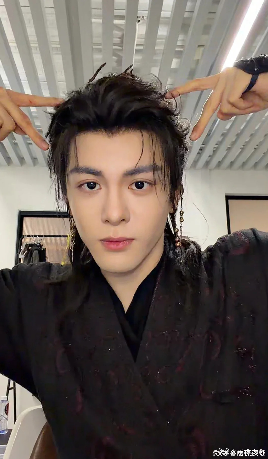 曾舜晞直播 镜头前温柔又从容，一举一动都透着恰到好处的教养！ 