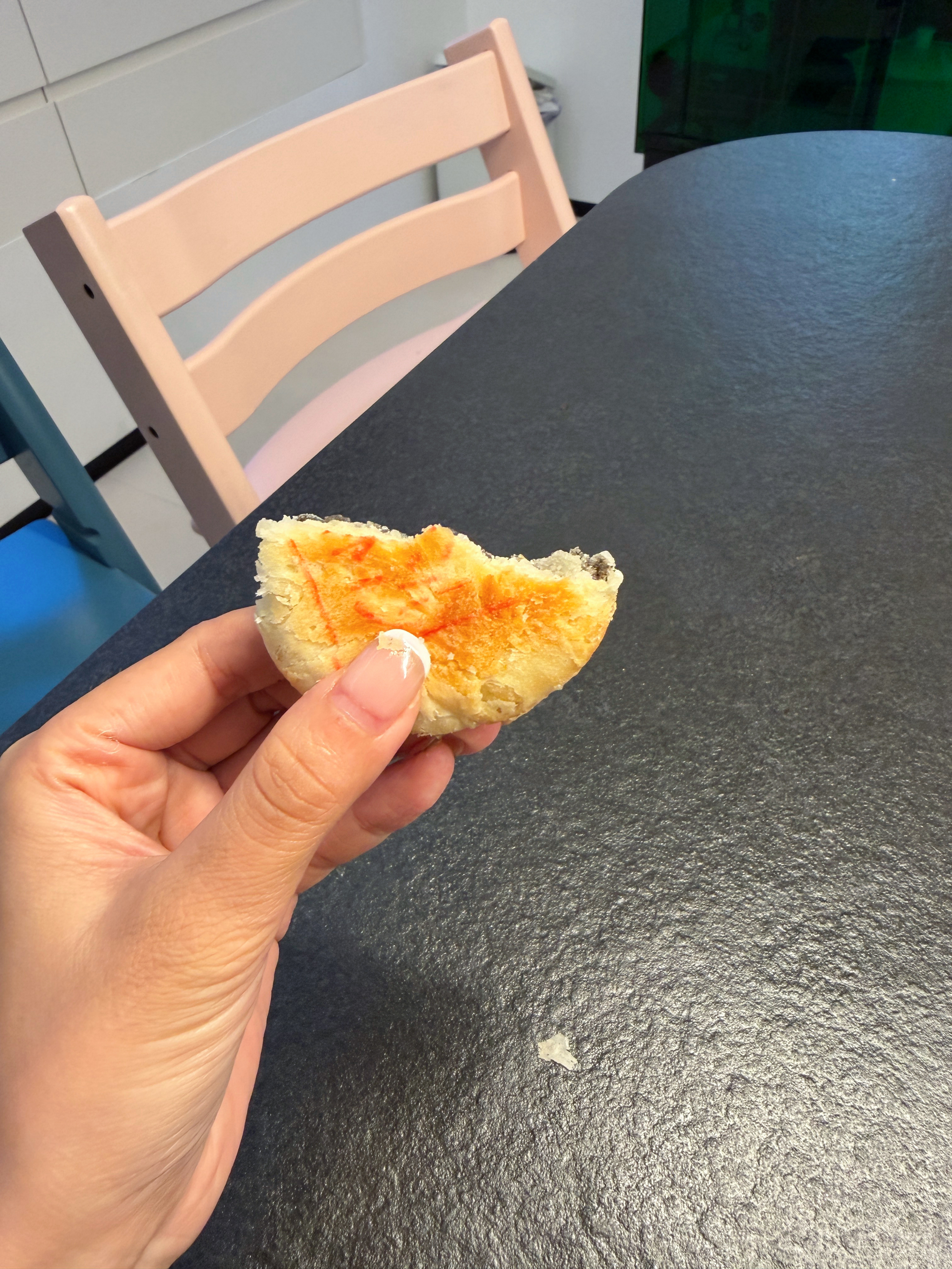月饼。有人和我一样小时候是吃这种的么？还有一个五仁月饼，我一直记得，月饼里有红绿
