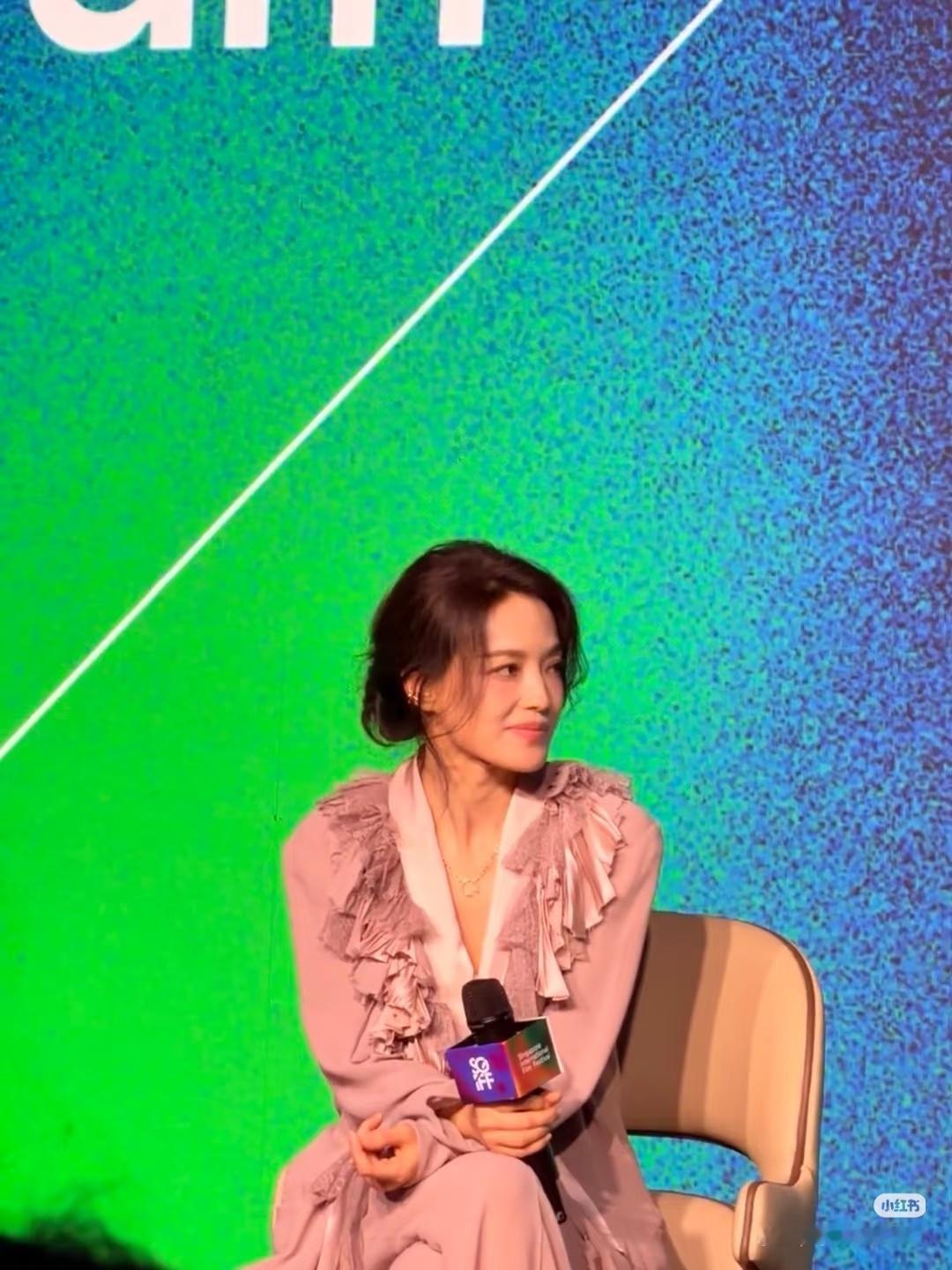 舒淇携导演首作《女孩》亮相新加坡电影节，造型来自Alberta Ferretti