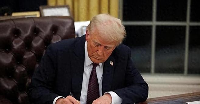 越南连遮羞布都不要了！与特朗普签下“历史性协议”后，越南不到四天就对中国出手，征