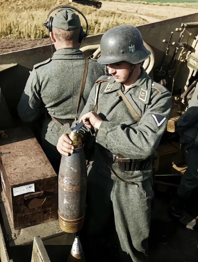 这是二战时期德军什么型号的炮弹？怎么德军士兵在运兵车上进行拧炮弹的操作？有没专业