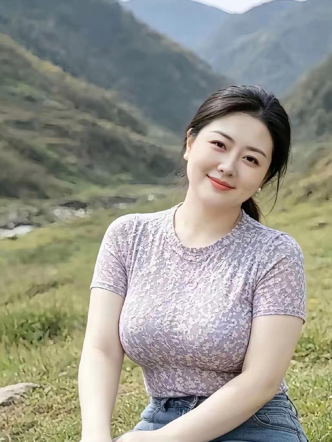 男女之间，无论男人多帅，女人多漂亮，都有审美疲劳。这位美女不同凡响，体格丰满，温