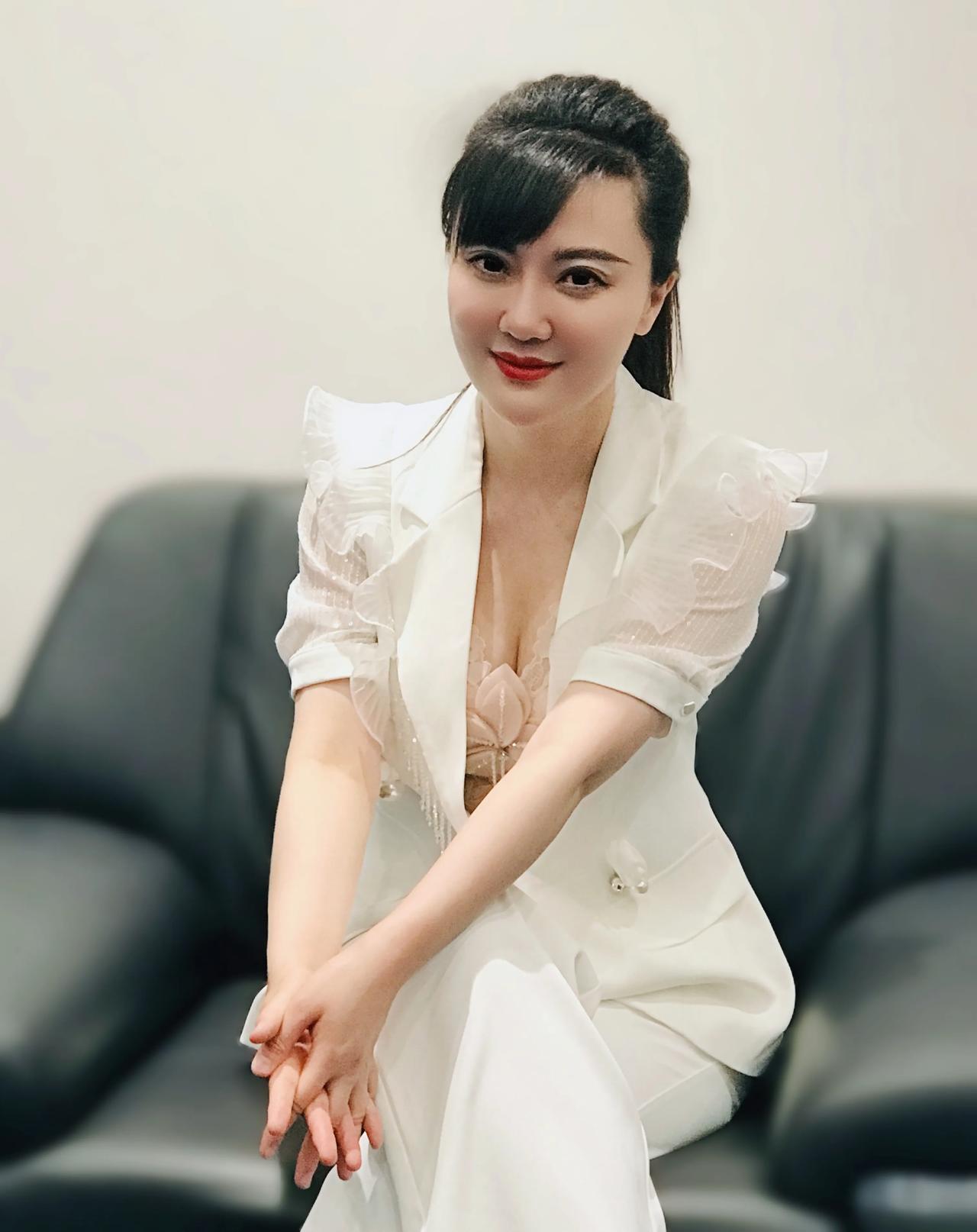 带着专业摄影师就是好，上场前随手一拍就是精品[呲牙][呲牙]