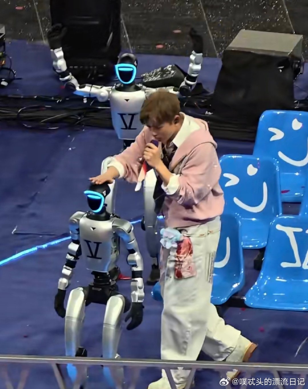 张杰模仿机器人好传神张杰聊AI给音乐带来的可能性鸟巢舞台又一名场面！张杰模仿机器