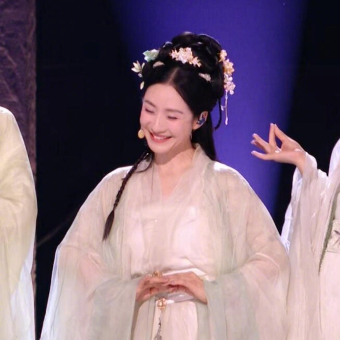 陶昕然惊艳 啊啊啊啊啊这个妆造简直太适合陶昕然了，绿色古装笑起来娇俏舞起来惊艳！