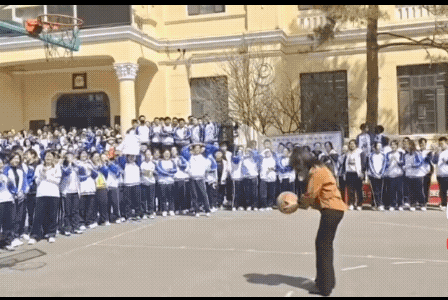 女老师厉害，投篮百发百中，学生们高呼，自己羞羞答答的样子，煞是好看。