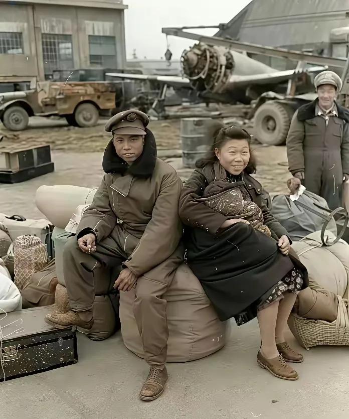 这是1949年准备逃窜的国民党兵及其家属，带着这么多行李能跑得掉吗？众人看着他们