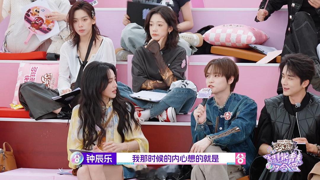 钟辰乐以为帅气湿身实则落汤鸡 钟辰乐在节目里自曝暴雨舞台名场面，想象中暴雨湿身是