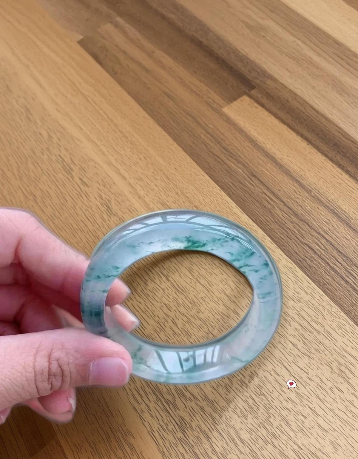 新入手的飘兰花板料，亲手磨出一对手镯，抛光一照，像春天的薄荷糖。
色不浓，水不腻