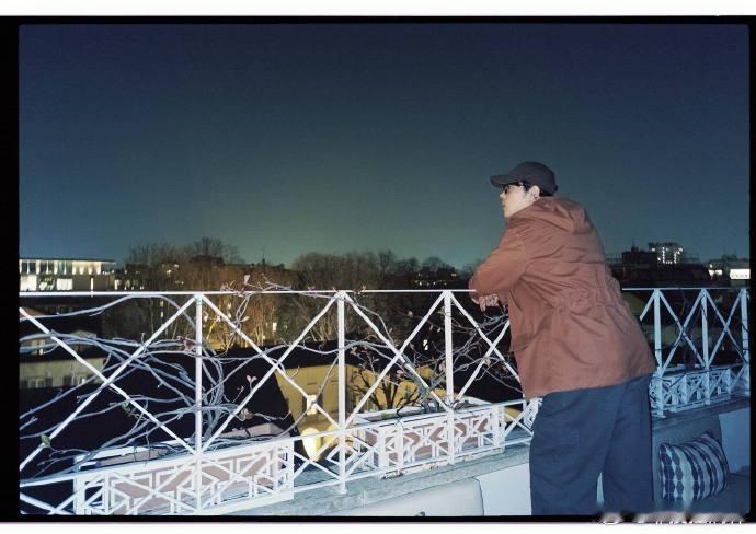 肖战手上拿的吃一半的苹果肖战ins晒米兰照肖战ins新照来袭！吃了一半的苹果拿在