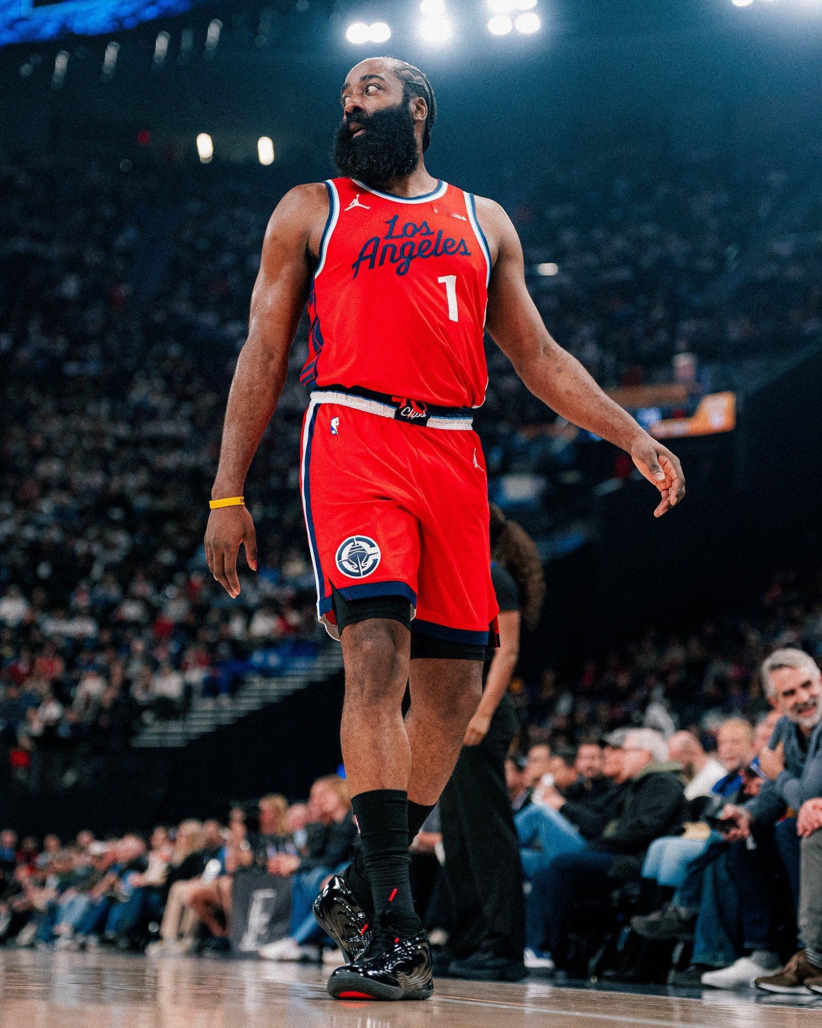 太残暴了哈！快船37分狂屠篮网……——伦纳德，28分5篮板2助攻——哈登，19分