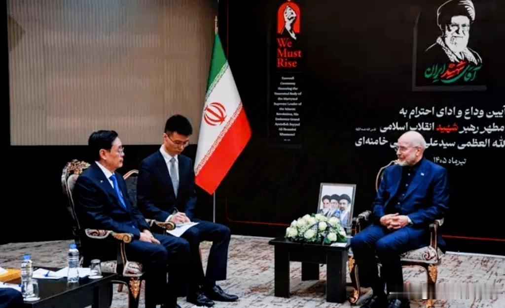 伊朗国葬上，三句话，全打在美以七寸上。

哈梅内伊葬礼，近百国代表在场，伊朗议长