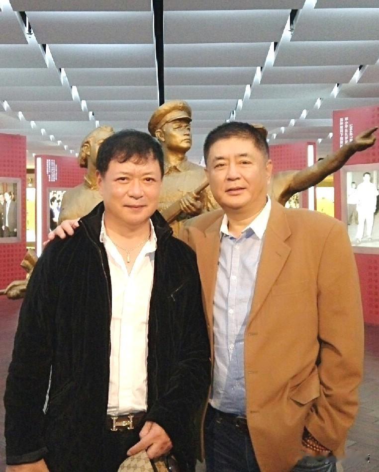 八十年代初，长影演员剧团的这两位帅气小生，分别以主演的电影《小字辈》、《情天恨海