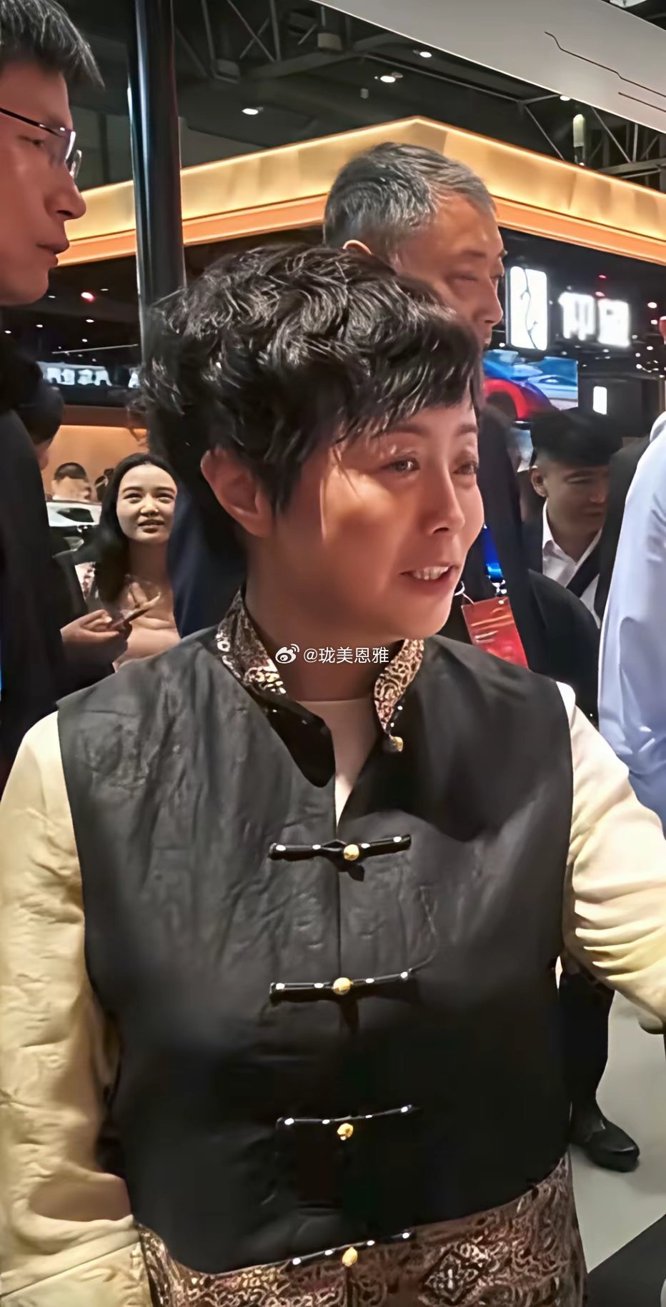 王传福的妻子李柯现身车展上的一幕 一位实力派铁娘子，英文也超级棒 