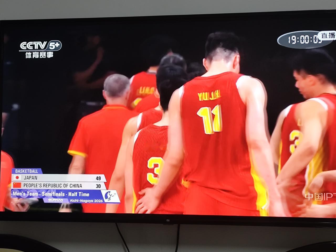 中国男篮这是怎么了？日本名古屋亚运会男篮半决赛，中国男篮上半场进攻单调、三分失准