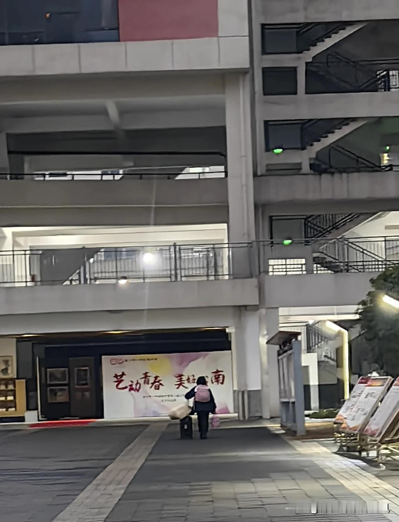 正月初五，家里人都还在团聚过节，高三的娃就要返校了。
送到校门口，家长进去的话还