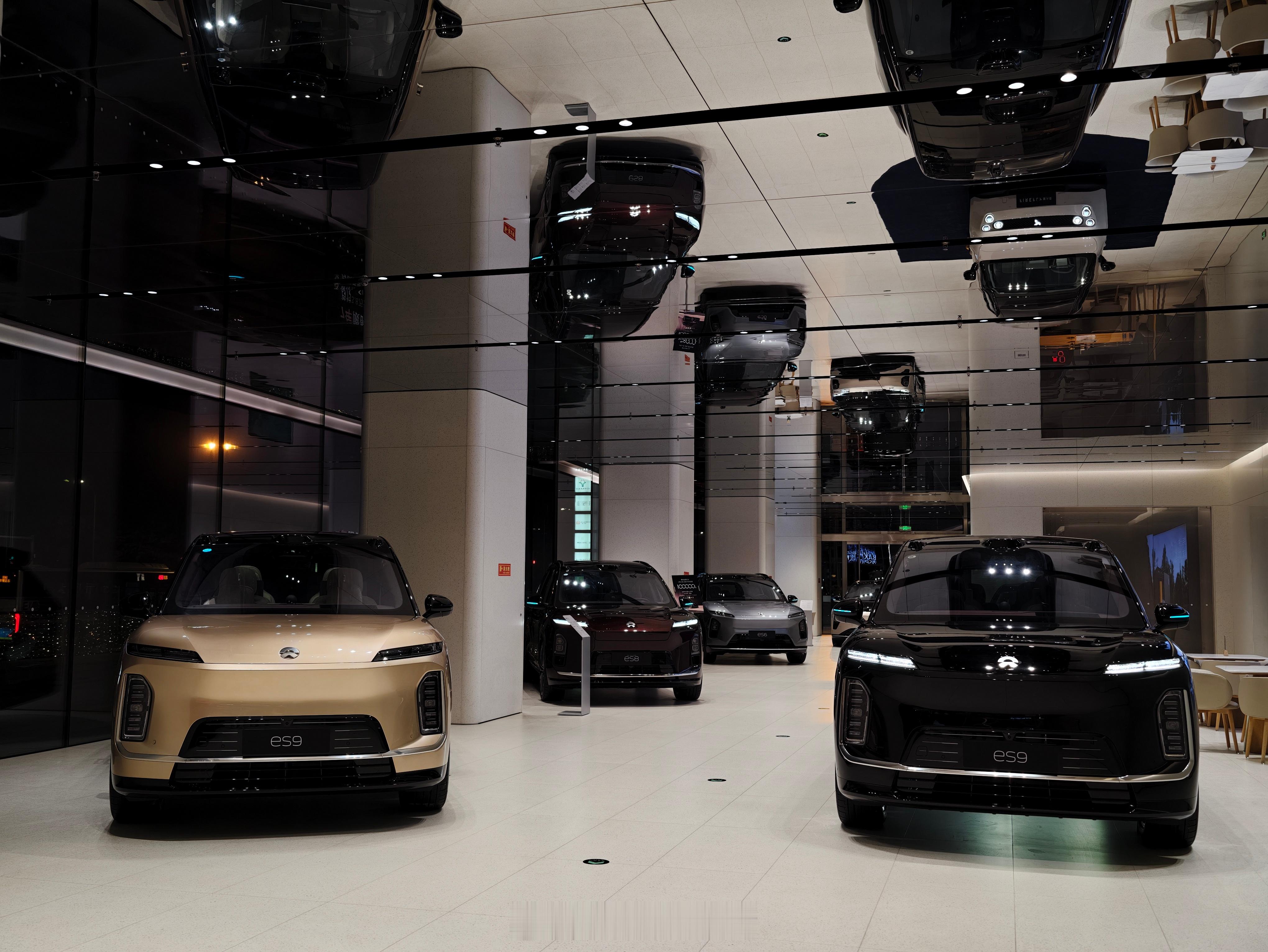 北京唯一双ES9牛屋，金色这台内饰是白棕双拼说这个颜色他锁定了外观颜色待定远处星