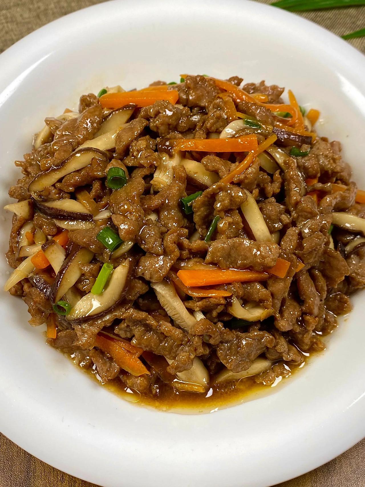 香菇炒牛肉，经典下饭菜，下班回来，只需要做这一盘菜，就能消耗两碗大米饭了！
下班