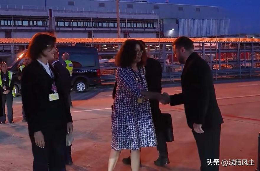泽连斯基抵达瑞士日内瓦，并与瑞士联邦主席帕梅兰举行会晤。然后前往依云小镇参加G7