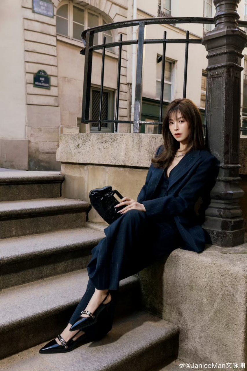 文咏珊太平洋宽肩 文咏珊在巴黎把高级感焊在身上！ 宽肩窄腰比例逆天，气质清冷又贵