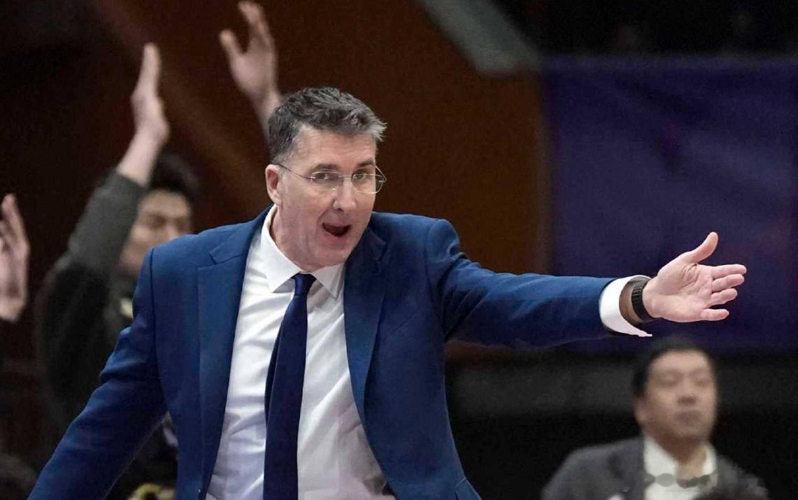 据我了解，刘炜已经正式离任新疆队主教练帅位。新疆目前正在联系上赛季在北控任职的外