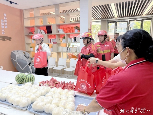 台风前抢收的西瓜清凉了玉环户外劳动者 玉环玉兴西路工会爱心驿站送上农户抢收西瓜，