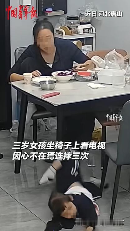 “太入迷了！”河北唐山，一个三岁小姑娘坐在凳子上看电视，看得太入迷，压根没留意自