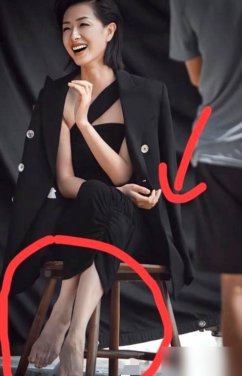 刷到万茜那张照片，目光落到她脚上，我整个人都定住了。
​
真的，第一反应是震惊。