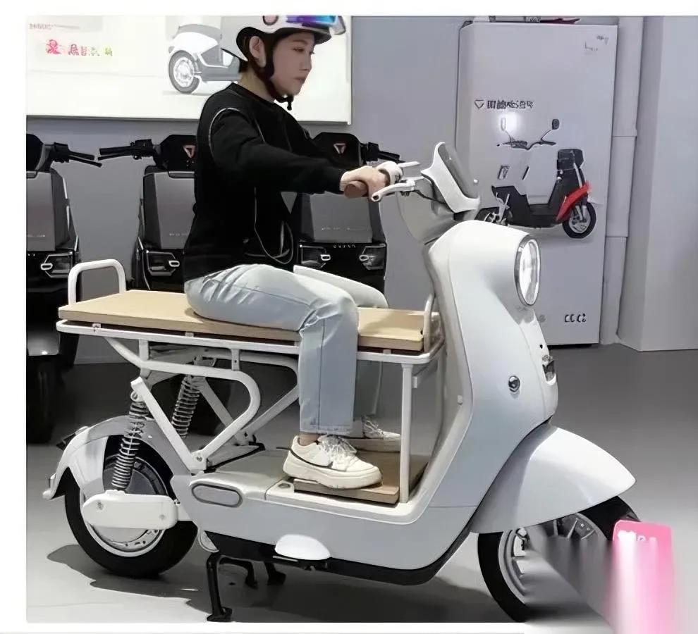 政策刚落地，车已经变形。

网友神改后座，娃终于不悬空。

他把折叠板凳焊在货架