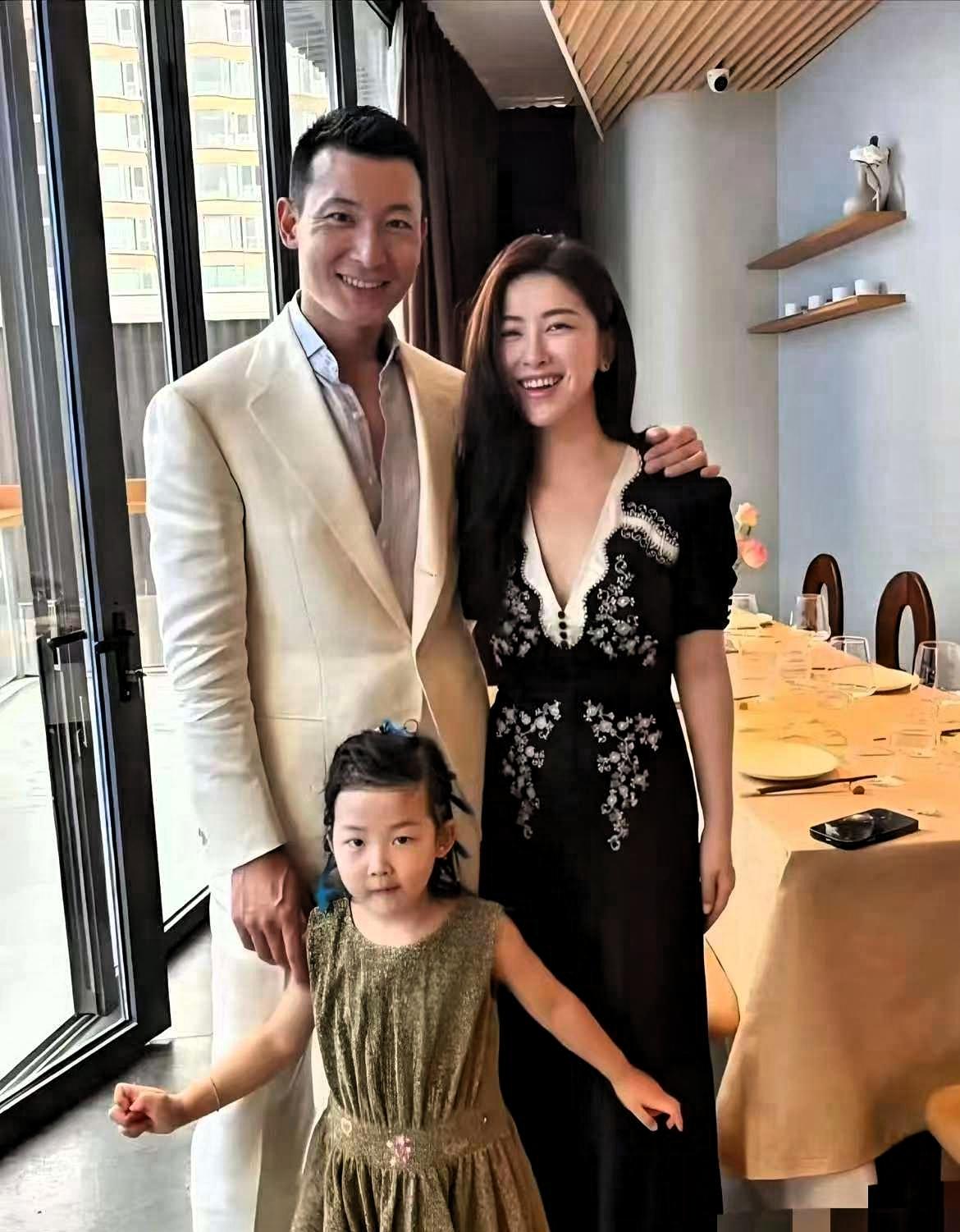 查了一下朱珠的老公，
真是不查不知道，
一查才发现，原来他老公压根不是大家以为的