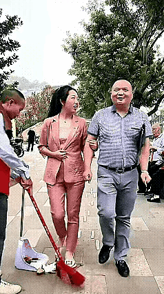让你看看真实的人性！这大哥才是真男人！有人说：一个人对待底层人的态度，折射出这个
