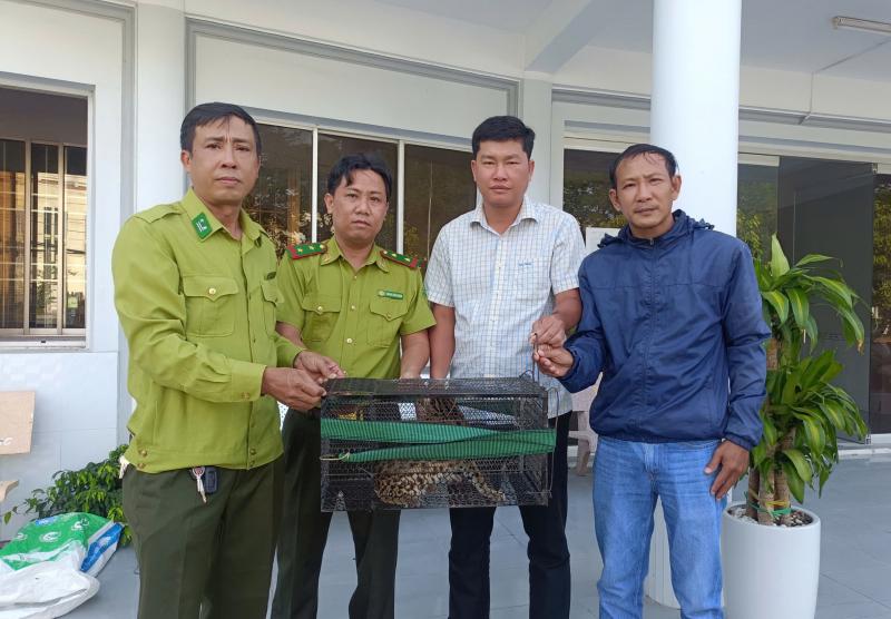 越南林业公安，制服看着军服化