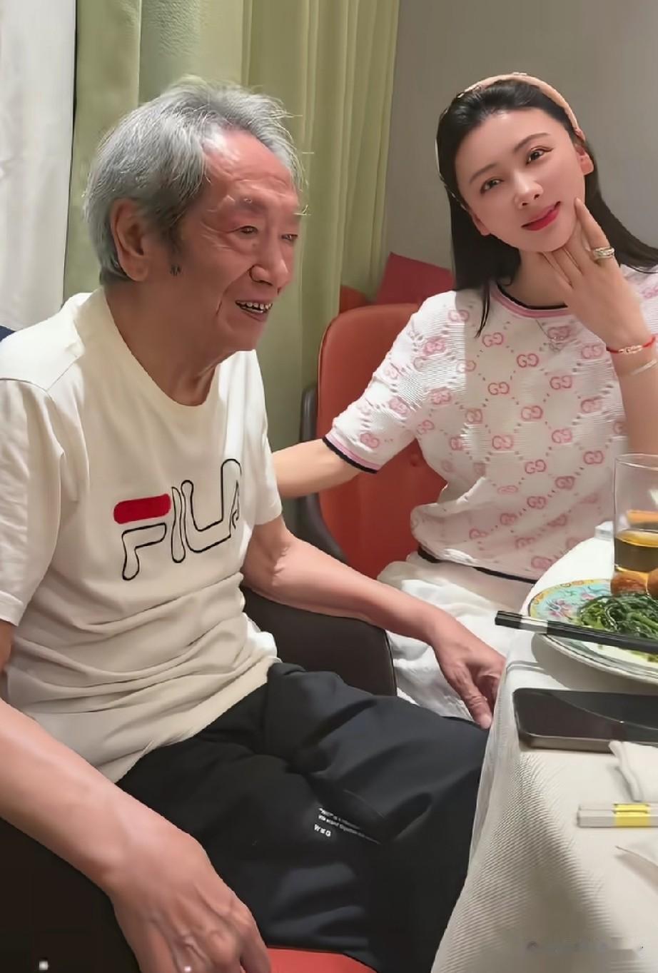 王奎荣老师女人缘还是挺好的，在电影节先是有吴晴陪同着走红毯，回到北京后，又有女网