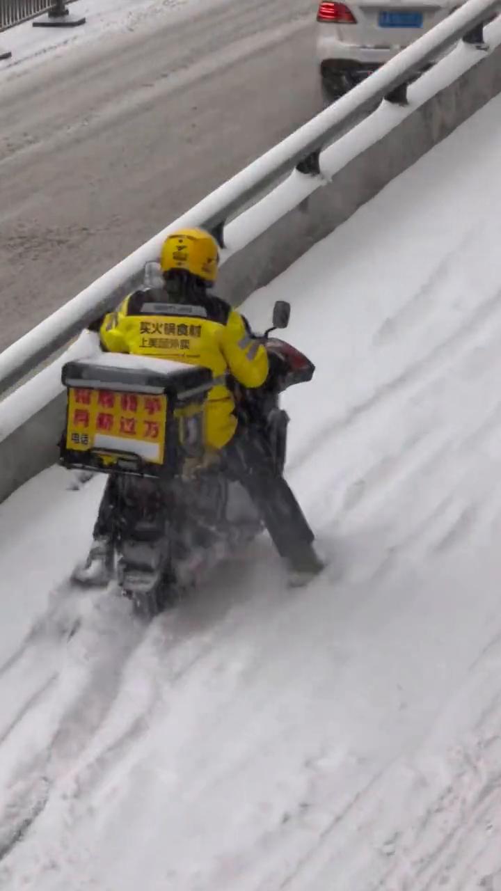 站越空心的哭，你肚子压着牙疼，却对母亲说过的安稳。